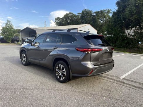 Used 2022 Toyota Highlander XLE AWD/4WD image 3