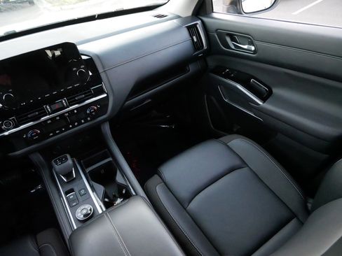 Used 2024 Nissan Pathfinder SL w/ Black Appearance Package image 11