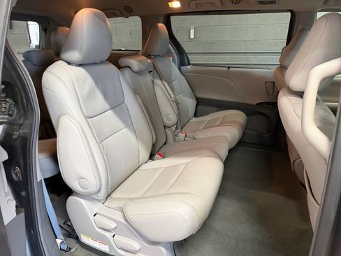 Used 2015 Toyota Sienna XLE FWD image 20