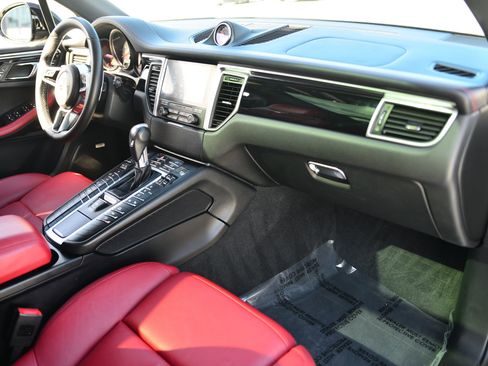 Used 2018 Porsche Macan S image 27