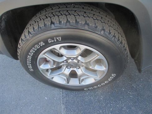 Used 2020 Jeep Cherokee Trailhawk w/ Cold Weather Group image 13