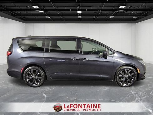 Used 2020 Chrysler Pacifica Touring w/ S Appearance Package image 9