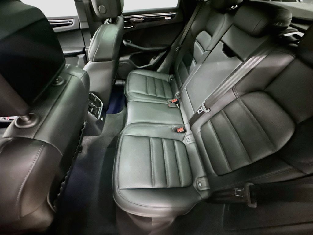 Certified 2025 Porsche Macan AWD/4WD image 25