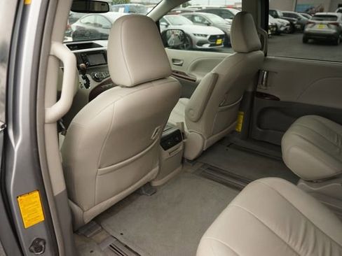 Used 2013 Toyota Sienna XLE w/ Entertainment Pkg FWD image 11