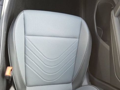 Used 2025 Volkswagen Tiguan SE AWD/4WD image 20