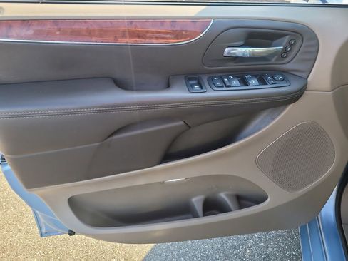 Used 2013 Chrysler Town & Country Limited w/ Luxury Group image 16