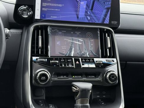 Used 2025 Lexus LX 600 4WD w/ Accessory Package (Z1) image 18