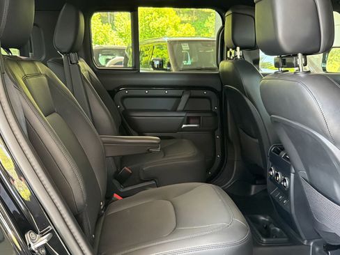 Certified 2025 Land Rover Defender 130 X-Dynamic SE AWD/4WD image 30