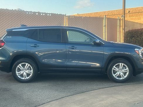 Used 2024 GMC Terrain SLE image 3