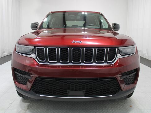 Used 2023 Jeep Grand Cherokee Laredo AWD/4WD image 3