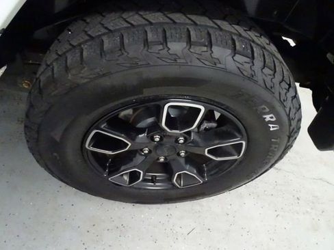 Used 2018 Jeep Wrangler Unlimited Sahara AWD/4WD image 27