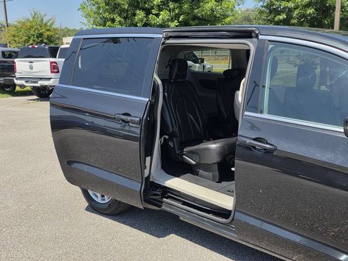 Used 2023 Chrysler Pacifica Touring-L FWD image 30