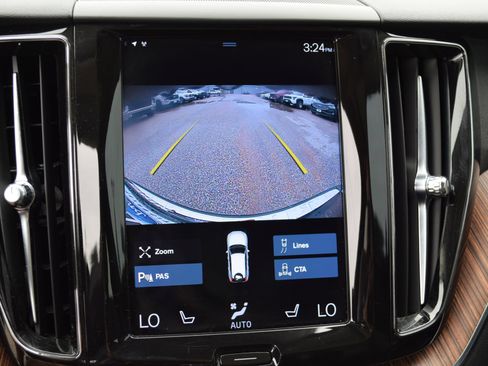 Used 2021 Volvo XC60 T5 Momentum w/ Premium Package FWD image 13