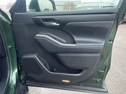 Used 2025 Toyota Highlander XLE image 13