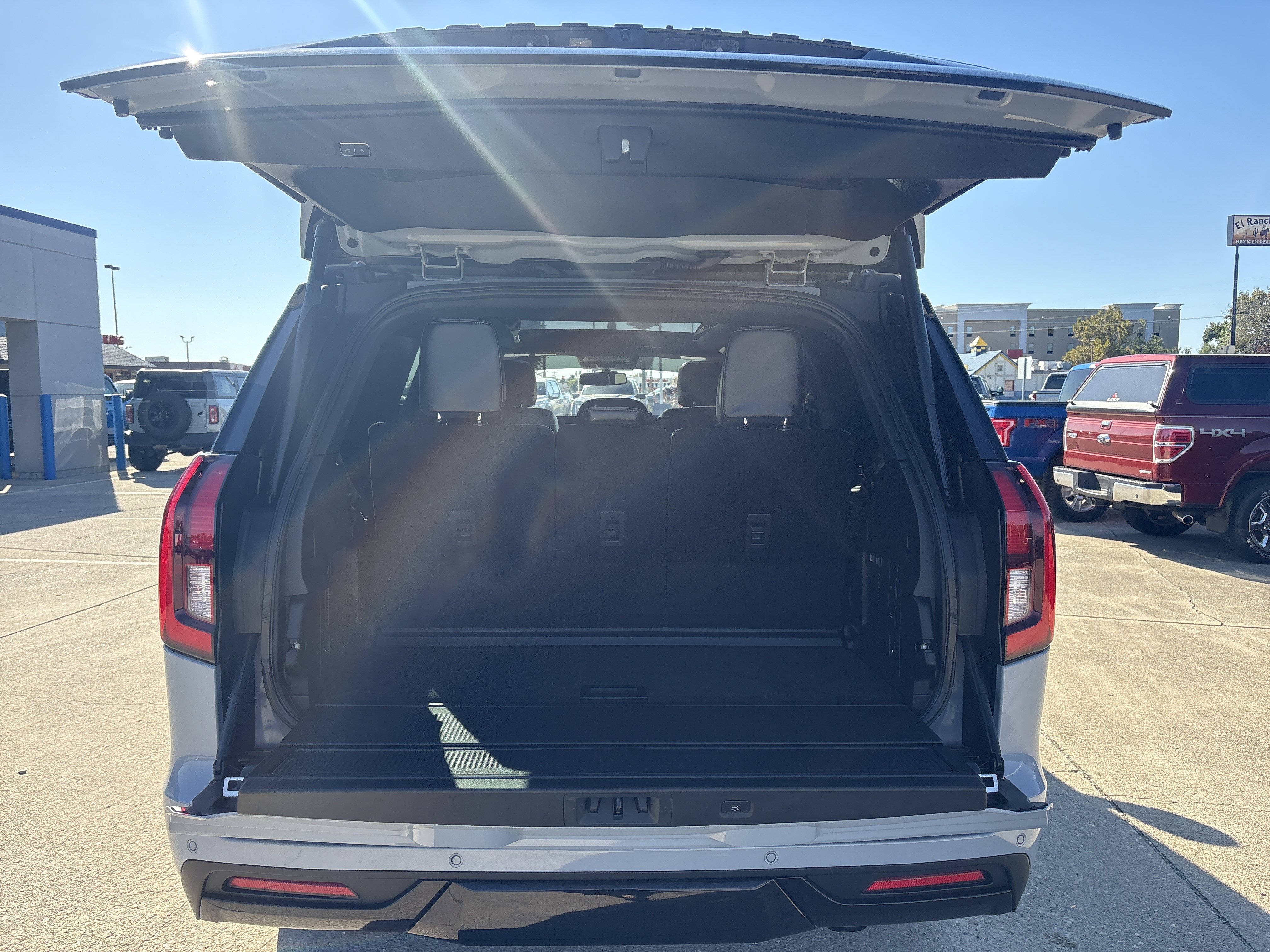 Used 2025 Ford Expedition Platinum w/ Stealth Appearance Package AWD/4WD image 6