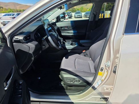 Used 2021 Toyota Venza LE w/ Carpet Mat Package (TMS) AWD/4WD image 20