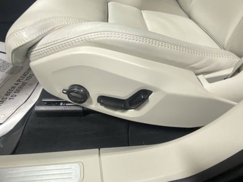 Certified 2025 Volvo XC60 T8 Ultra w/ Protection Package Premier image 12