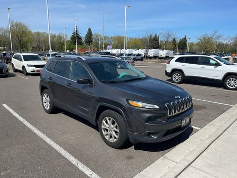 Used 2017 Jeep Cherokee Latitude AWD/4WD image 2