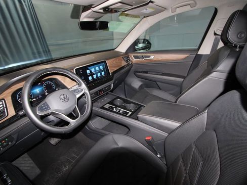 Used 2025 Volkswagen Atlas SE image 2