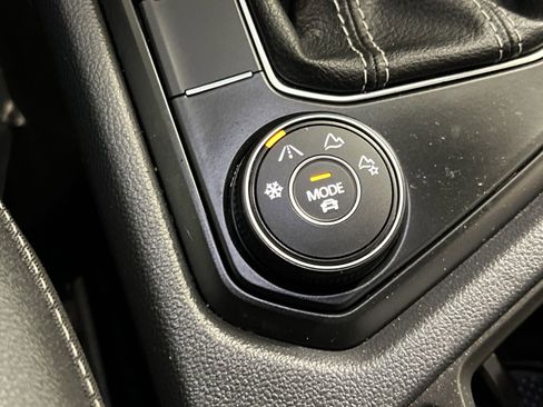 Used 2022 Volkswagen Taos SE image 32