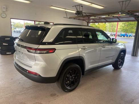 New 2025 Jeep Grand Cherokee 4WD image 17