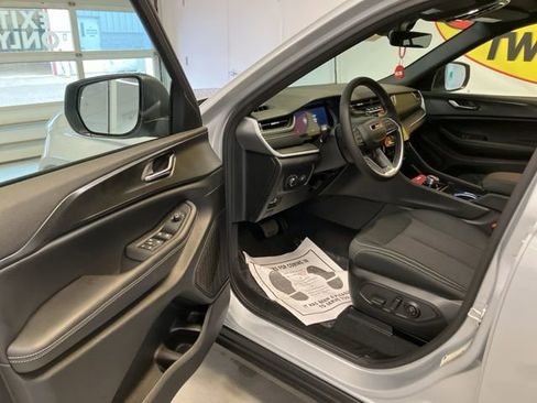 Used 2025 Jeep Grand Cherokee Laredo X w/ Luxury Tech Group I image 16