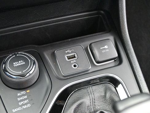 Used 2022 Jeep Cherokee Limited image 24