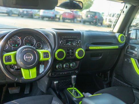 Used 2017 Jeep Wrangler Unlimited Sahara w/ Connectivity Group image 28