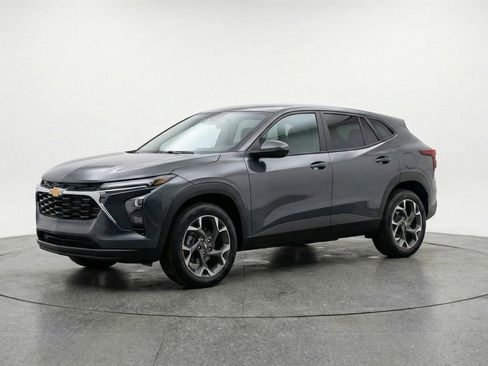Used 2025 Chevrolet Trax LT FWD image 3