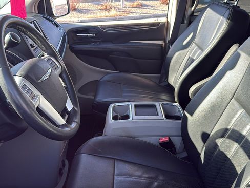 Used 2016 Chrysler Town & Country Touring-L w/ Driver Convenience Group image 10