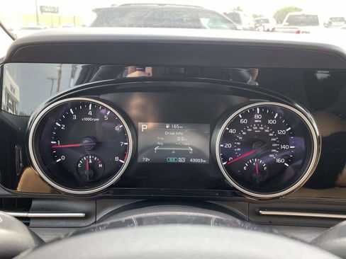 Used 2024 Kia Carnival EX FWD image 30