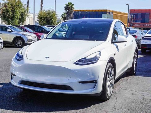 Used 2022 Tesla Model Y Long Range image 3