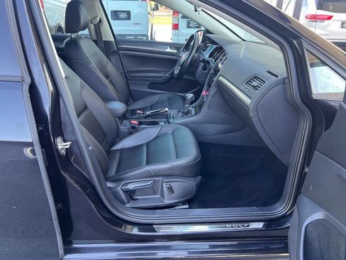 Used 2018 Volkswagen Golf SE image 16