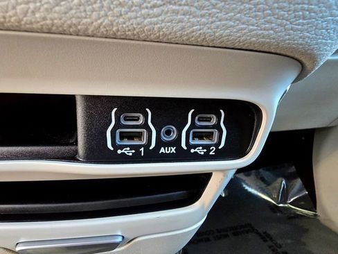 Used 2024 Chrysler Pacifica Select image 16