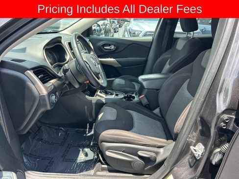 Used 2018 Jeep Cherokee Latitude w/ Altitude Package FWD image 2