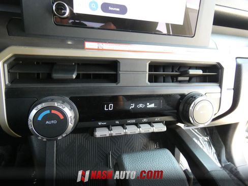 Used 2025 Toyota Tacoma TRD Sport AWD/4WD image 34