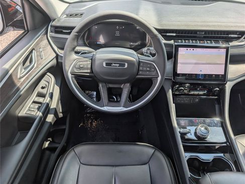 Used 2023 Jeep Grand Cherokee Limited AWD/4WD image 18