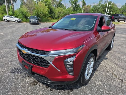 Used 2025 Chevrolet Trax LS w/ LS Convenience Package FWD image 8