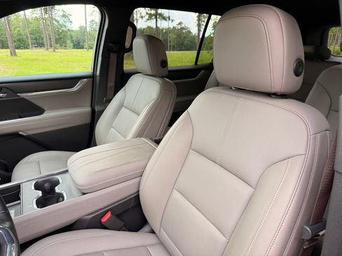 Used 2026 GMC Acadia Elevation w/ Elevation Premium Package FWD image 13