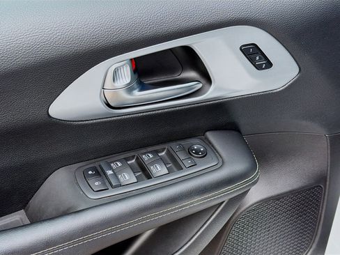 Used 2021 Chrysler Pacifica Touring-L w/ Uconnect Theater Family Group image 23