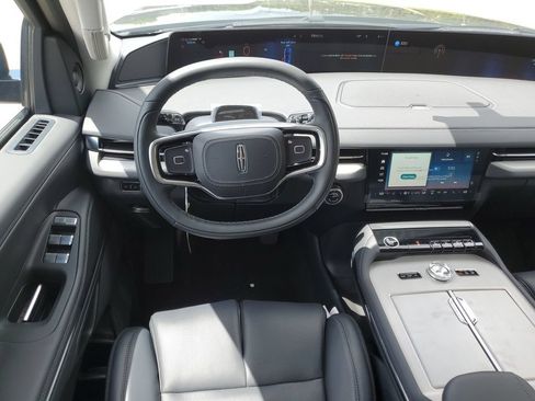New 2026 Lincoln Navigator Premiere AWD/4WD image 16