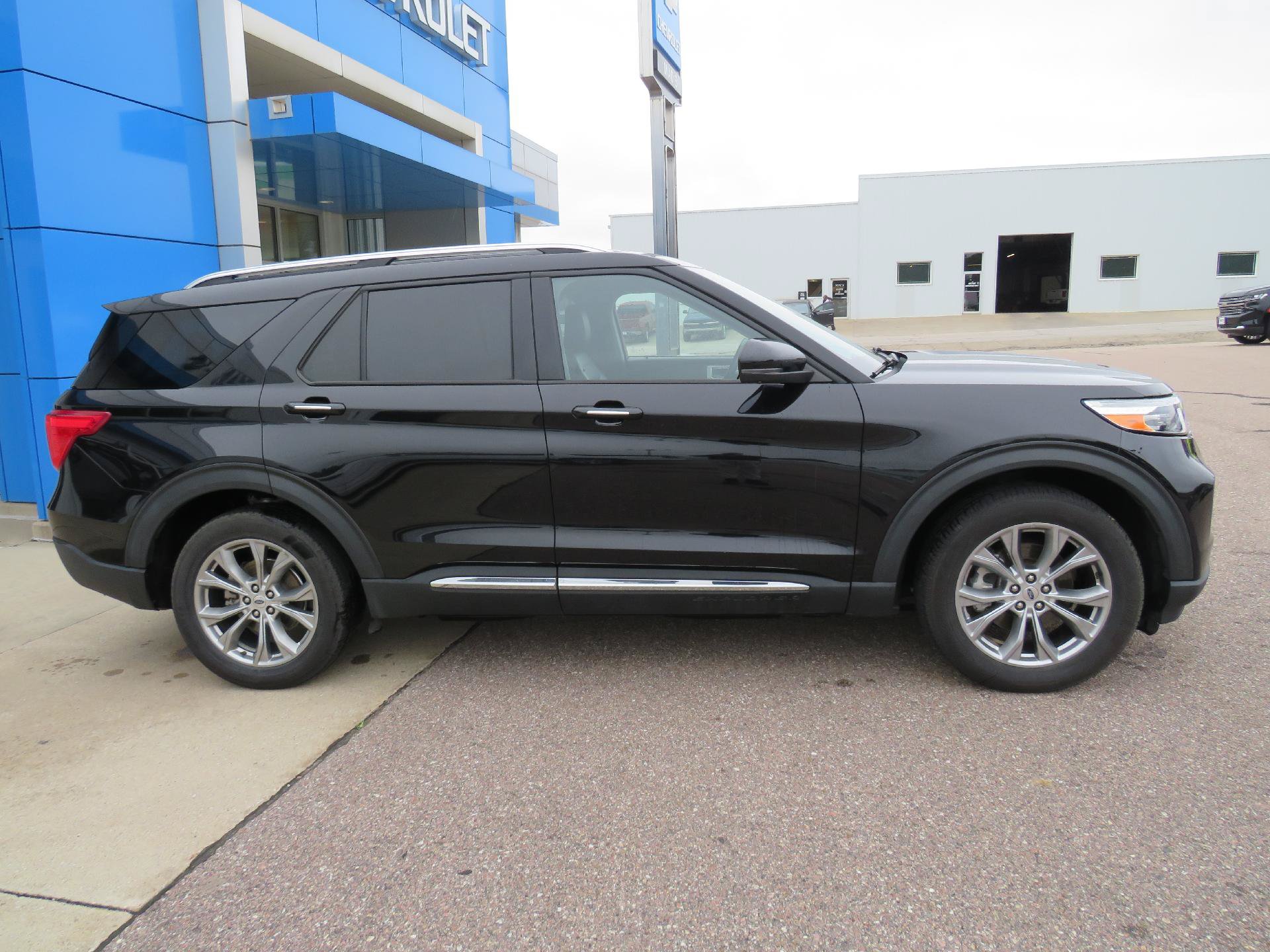 Used 2022 Ford Explorer Limited w/ Equipment Group 301A AWD/4WD image 13