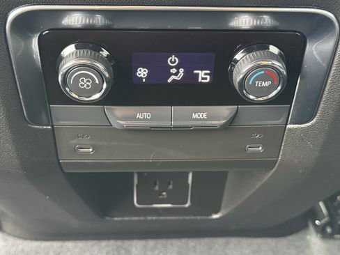 Used 2025 Chevrolet Suburban Z71 image 32