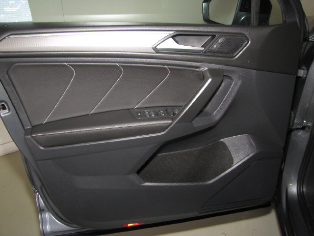 Used 2023 Volkswagen Tiguan SE R-Line FWD image 32