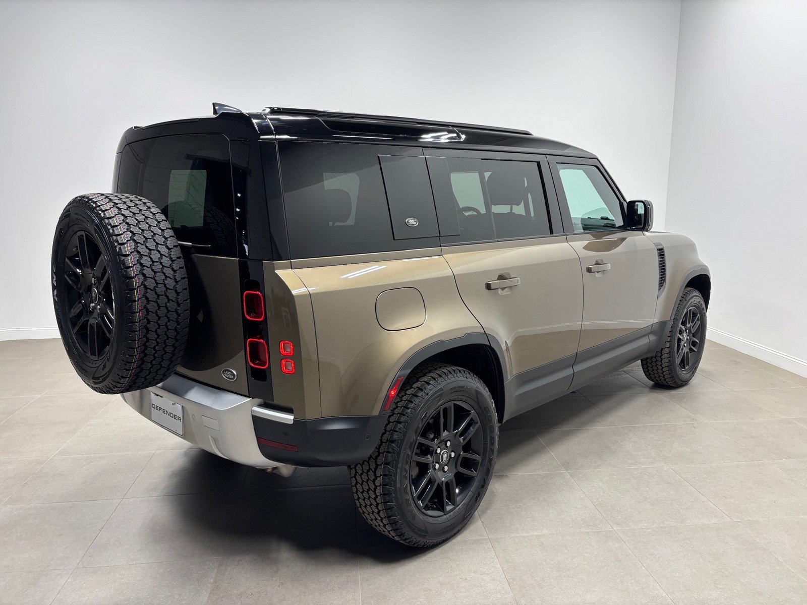 Used 2023 Land Rover Defender 110 S AWD/4WD image 6