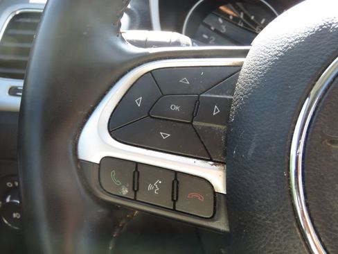 Used 2020 Jeep Compass Latitude AWD/4WD image 21
