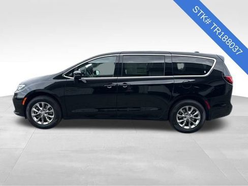 New 2026 Chrysler Pacifica Select image 4