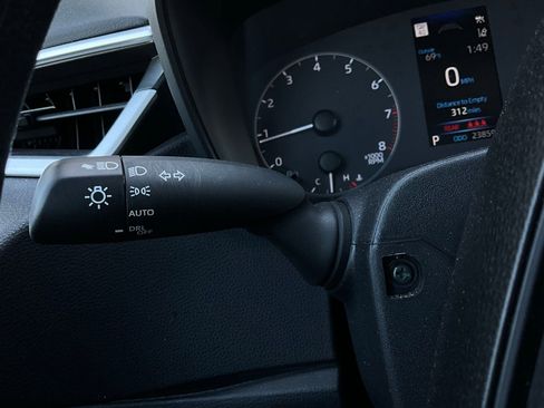 Used 2025 Toyota Corolla LE image 30