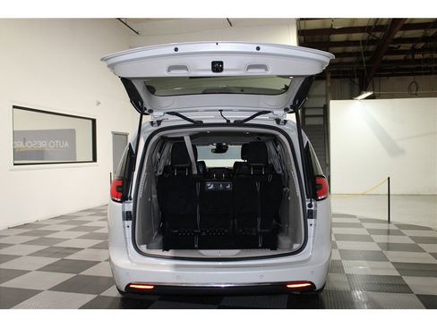 Used 2021 Chrysler Pacifica Touring-L image 19