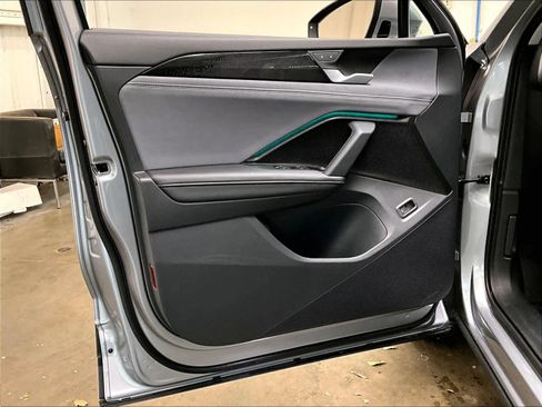 Certified 2025 Volkswagen Tiguan SE w/ Panoramic Sunroof Package image 25